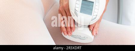 Femme en costume blanc spécial obtenir massage anti-cellulite dans un spa de beauté. Le GPL, et remodelage du corps de traitement en clinique Banque D'Images