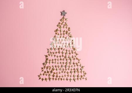 Motif arbre de Noël doré sur fond rose. Vue de dessus. Pose à plat Banque D'Images