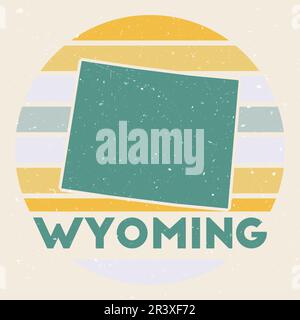 Logo Wyoming. Affiche avec la carte de l'état et des bandes de couleur, illustration vectorielle. Peut être utilisé comme insigne, logotype, étiquette, autocollant ou badge de TH Illustration de Vecteur