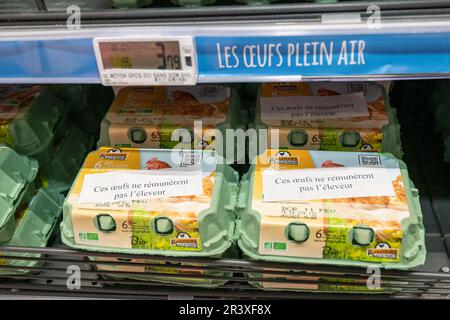 Neufchatel-en-Bray (nord de la France), 2 février 2023 : démonstration de producteurs d'oeufs, membres de la Fédération nationale de l'agriculture de Ho Banque D'Images