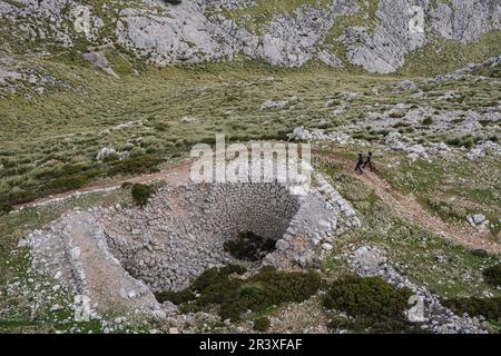 Cas de neu, gisement excavé à la fin du XVIIe siècle après J.-C. C., contreforts du puig d'en Galileu, Escorca, Majorque, Iles Baléares, Espagne. Banque D'Images