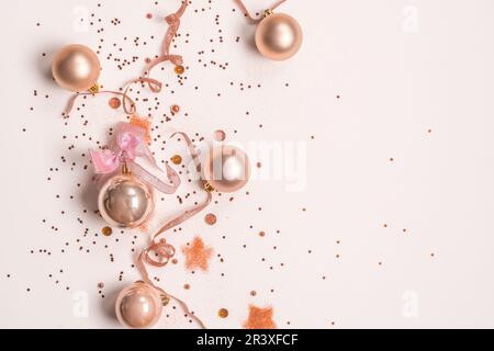 Boules de Noël, décorations roses et dorées sur fond blanc. vue de dessus, espace de copie Banque D'Images