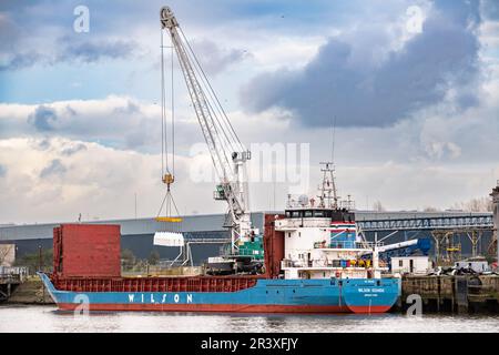 Rouen (nord de la France) : le port fluvial de l'autre côté de la Seine, port HAROPA. Chargement d'engrais dans de grands sacs (FIBC) sur un navire pour exportation, Wilson G. Banque D'Images