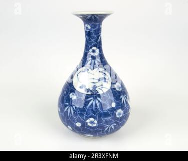 Ancien vase en porcelaine bleu et blanc d'Arita japonaise datant de 19th ans Banque D'Images