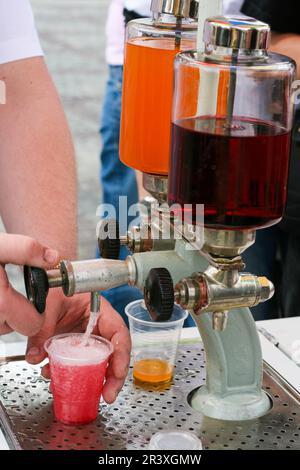 Verser la boisson du saturateur Banque D'Images