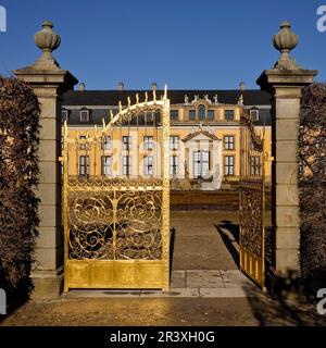 La porte d'or en face de la galerie Herrenhausen, jardins Herrenhaeuser, Hanovre, Allemagne Banque D'Images