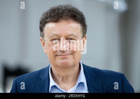 Munich, Allemagne. 25th mai 2023. Wolfgang Heckl, Directeur général du Musée allemand, se tient lors d'une visite de presse de l'exposition spéciale « folie - courses de voitures illégales » au Centre de transport du Musée allemand. L'exposition spéciale sur les courses de voitures illégales a été créée au Musée allemand de technologie de Berlin en coopération avec la police de Berlin. De 26 mai 2023 - 20 mai 2024, les expositions montrent les effets dramatiques de la vitesse. Credit: Sven Hoppe/dpa/Alay Live News Banque D'Images