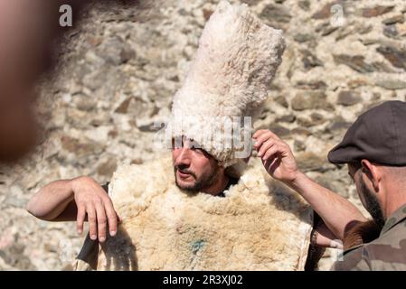 Prats-de-Mollo-la-Préste (sud de la France) : chaque année en février, le village célèbre la Fête de l’Ours (Fête de l’Ours) ou la Festa de l’os (Ontario) Banque D'Images