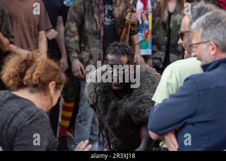 Prats-de-Mollo-la-Préste (sud de la France) : chaque année en février, le village célèbre la Fête de l’Ours (Fête de l’Ours) ou la Festa de l’os (Ontario) Banque D'Images