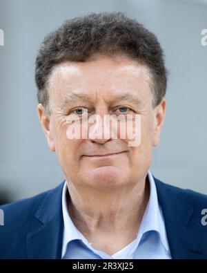 Munich, Allemagne. 25th mai 2023. Wolfgang Heckl, Directeur général du Musée allemand, se tient lors d'une visite de presse de l'exposition spéciale « folie - courses de voitures illégales » au Centre de transport du Musée allemand. L'exposition spéciale sur les courses de voitures illégales a été créée au Musée allemand de technologie de Berlin en coopération avec la police de Berlin. De 26 mai 2023 - 20 mai 2024, les expositions montrent les effets dramatiques de la vitesse. Credit: Sven Hoppe/dpa/Alay Live News Banque D'Images