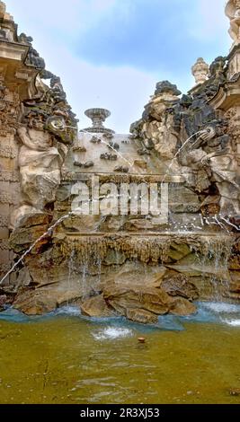 La fontaine baroque 'bain Nymph' dans les célèbres bâtiments historiques du Zwinger à Dresde, en Allemagne Banque D'Images