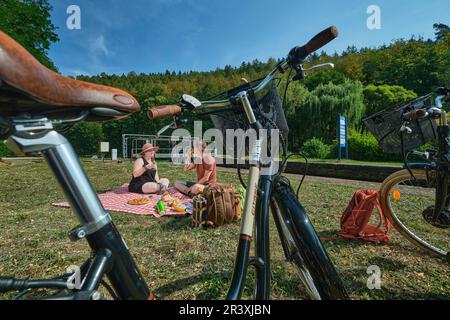 Promenade en vélo le long du canal de la Marne au Rhin (canal de la Marne-Rhin), près de la maison de gardien d'écluse "ecluse 18" à Henridorff, dans le département de la Moselle. Banque D'Images