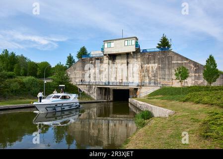 Écluse de Rechicourt-le-Château (nord-est de la France) sur le Canal de la Marne au Rhin (canal Marne-Rhin) Banque D'Images