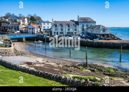 Vue sur l'embouchure de la rivière jusqu'à l'hôtel Crusoe de la ville côtière écossaise de Lower Largo à Fife, en Écosse, au Royaume-Uni Banque D'Images