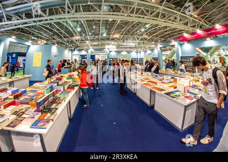 Turin, Italie - 22 mai 2023 : kiosque d'Adelphi Edizioni avec visiteurs et livres exposés dans le pavillon de la Foire internationale du livre de Turin 35th. Banque D'Images