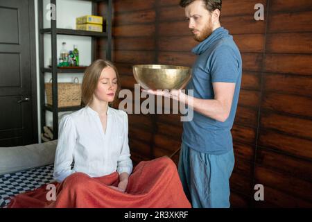 Bols de chant tibétains en thérapie sonore dans le centre de spa Banque D'Images