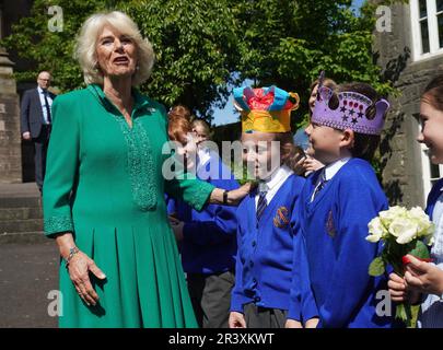 La reine Camilla rencontre Camilla Nowawakowska 8 ans et Charles Murray 8 ans de l'école primaire d'Armstrong Armagh à l'extérieur de la cathédrale St Patrick à Armagh, Co Armagh, au cours d'une visite de deux jours en Irlande du Nord. Date de la photo: Jeudi 25 mai 2023. Banque D'Images