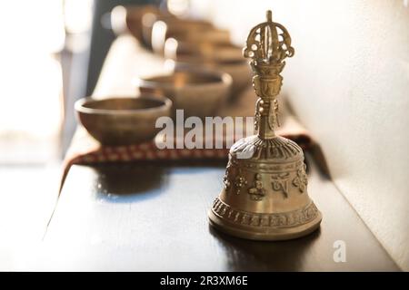 Accessoires de massage sonore. Bols et cloches de chant tibétains pour le traitement Banque D'Images