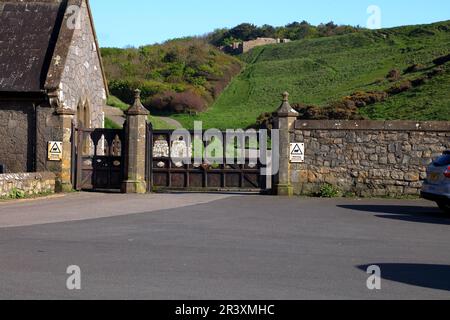 La vieille entrée de ce qui était autrefois le château de Dunraven sur le sommet de la colline en utilisant une très solide grille en chêne pour barder le chemin. Banque D'Images