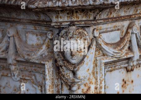 Monument funéraire en fer forgé dans l'atelier français d'Alfred Corneau Banque D'Images