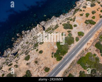 Cyclistes en vue d'oiseau, Carretera Militar, Cap blanc, Llucmajor, Mallorca, Îles Baléares, Espagne. Banque D'Images