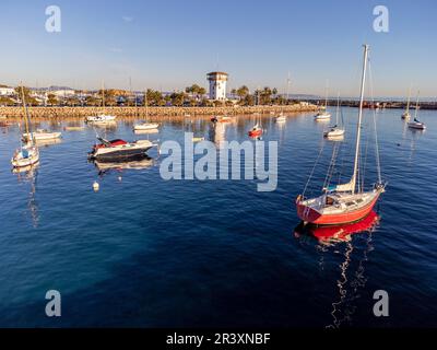 Bateaux de plaisance ancrés en face de Puerto Portals, Calviá, Majorque, Iles Baléares, Espagne. Banque D'Images