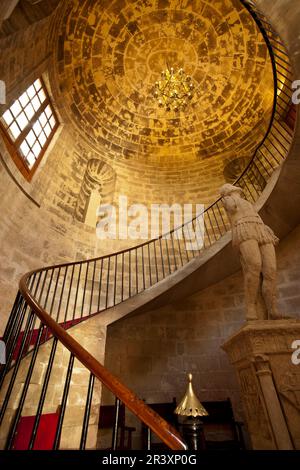 Escalera elíptica de caracol ,siglo XIX, y estatua del navegante Jaume Ferrer. Consolat de Mar, (sede para la presidencia del Govern Balear), siglo XVII..Palma Mallorca.Îles Baléares. L'Espagne. Banque D'Images