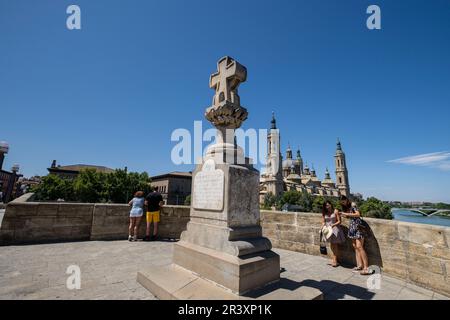 Monumento a otros héroes de los Sitios, Ricardo Magdalena, 1908, Puente de Piedra sobre el rio Ebro y Basílica de Nuestra Señora del Pilar, Saragosse, Aragón, Espagne, Europe. Banque D'Images