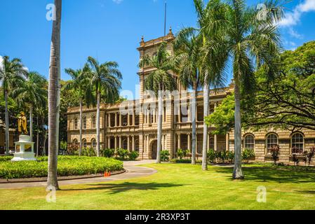 Statues de Kamehameha et Cour suprême d'État à Honolulu, hawaï Banque D'Images