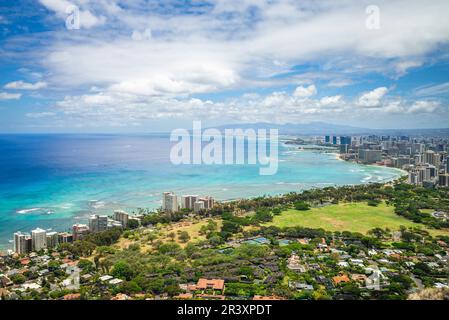 Vue sur honolulu depuis la montagne Diamond Head à Oahu, Hawaï, États-Unis Banque D'Images