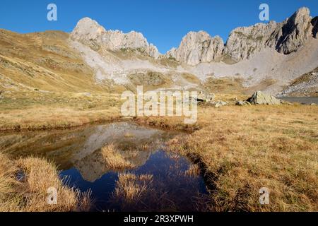 Ibón de Acherito, avec la Peña de l'Ibon, 2130 mts et le pic de la Ralla, 2146 m dans le deuxième terme, la vallée de hecho, vallées de l'ouest, du massif pyrénéen, province de Huesca, Aragon, Espagne, Europe. Banque D'Images