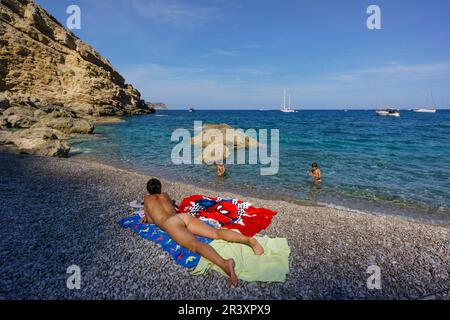 Mujer desnuda soleandose,playa de es Coll Baix, a los pies del Puig de sa Talaia, Alcudia, Mallorca, Espagne. Banque D'Images