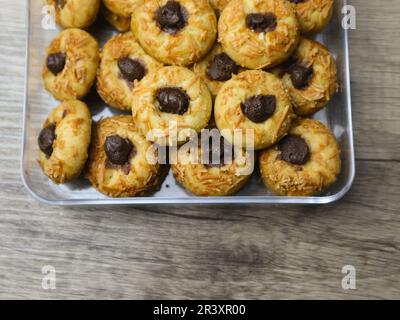 Biscuits à empreinte de fromage avec garniture au chocolat sur le pot en plastique Banque D'Images