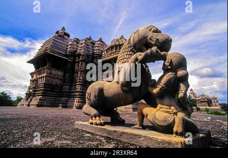 Gardien de lion au temple de Chandella à Vishvanatha(s.XI). Khajuraho . Madhya Pradesh.Inde.Asie. Banque D'Images