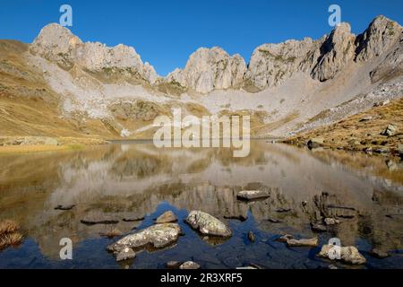 Ibón de Acherito, avec la Peña de l'Ibon, 2130 mts et le pic de la Ralla, 2146 m dans le deuxième terme, la vallée de hecho, vallées de l'ouest, du massif pyrénéen, province de Huesca, Aragon, Espagne, Europe. Banque D'Images