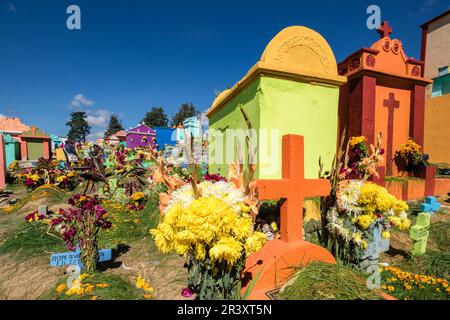 Tumbas de colores, celebracion del dia de muertos en el Cementerio général, Santo Tomás Chichicastenango, República de Guatemala, Amérique centrale. Banque D'Images