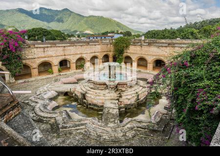 "Fuente de Pescados" del siglo XVIII, en el claustro del Convento iñes, Ultrabarroco guatemalteco, siglo XVI, Antigua Guatemala, Región de La Araucanía, Guatemala, Amérique centrale. Banque D'Images