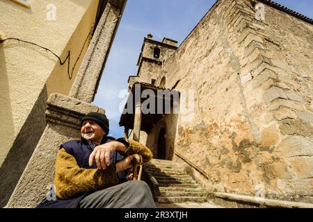 Lugareños frente a la Iglesia parroquial católica de San Lorenzo Mártir, siglo XVI, Garganta de la Olla, Valle del Tiétar,La Vera, Cáceres, Extremadura, Espagne, Europa. Banque D'Images