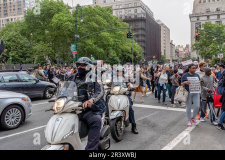 New York, États-Unis. 24th mai 2023. Un manifestant portant des pancartes marche lors d'un rallye et d'une marche. Des manifestants représentant plusieurs groupes et organisations se sont rassemblés au parc Foley Square pour un rassemblement et ont défilé au parc de l'hôtel de ville pour protester contre les réductions budgétaires du maire Eric Adam. Deux manifestants ont été arrêtés par des policiers du département de police de New York (NYPD). Crédit : SOPA Images Limited/Alamy Live News Banque D'Images