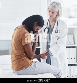 Soins de santé, confort et médecin avec un patient après un diagnostic de cancer ou de maladie. Une femme triste, bouleversée et en train de pleurer pour des résultats dans un Banque D'Images