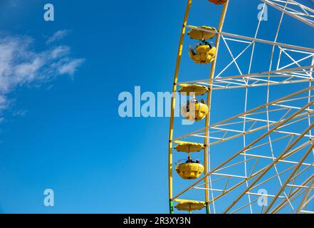 Ferris Wheel isolé sur fond bleu ciel, s'amusant sur un parc d'expositions Banque D'Images