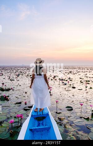 Femmes asiatiques dans un bateau à la mer du Lotus Rouge à Udon Thani en Thaïlande. Banque D'Images