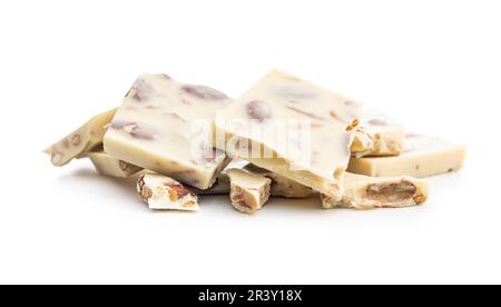 Barres de chocolat blanc aux amandes isolées sur fond blanc. Banque D'Images