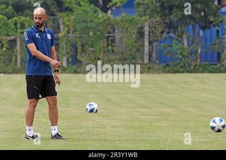 Javier Fernandez Cabrera Marin, entraîneur-chef de l'équipe de football du Bangladesh d'Espagne pendant la session de pratique à Dhaka, Bangladesh Banque D'Images