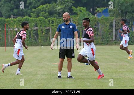 Javier Fernandez Cabrera Marin, entraîneur-chef de l'équipe de football du Bangladesh d'Espagne pendant la session de pratique à Dhaka, Bangladesh Banque D'Images