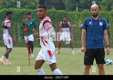 Javier Fernandez Cabrera Marin, entraîneur-chef de l'équipe de football du Bangladesh d'Espagne pendant la session de pratique à Dhaka, Bangladesh Banque D'Images