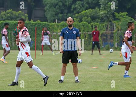 Javier Fernandez Cabrera Marin, entraîneur-chef de l'équipe de football du Bangladesh d'Espagne pendant la session de pratique à Dhaka, Bangladesh Banque D'Images