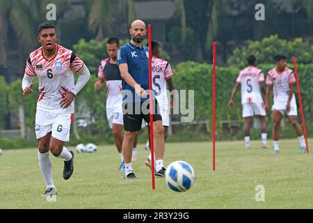 Javier Fernandez Cabrera Marin, entraîneur-chef de l'équipe de football du Bangladesh d'Espagne pendant la session de pratique à Dhaka, Bangladesh Banque D'Images