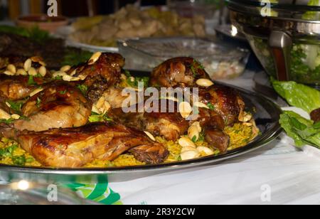 Poulet Kabsa - plats de riz mélangés originaires du Yémen.Nourriture du Moyen-Orient.- image Banque D'Images