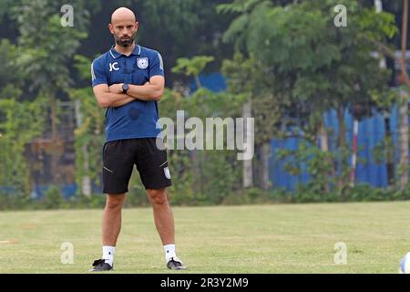 Javier Fernandez Cabrera Marin, entraîneur-chef de l'équipe de football du Bangladesh d'Espagne pendant la session de pratique à Dhaka, Bangladesh Banque D'Images